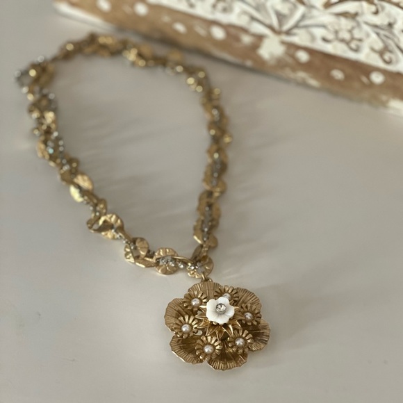 ANTHRO Metal Flower Necklace - Picture 3 of 4